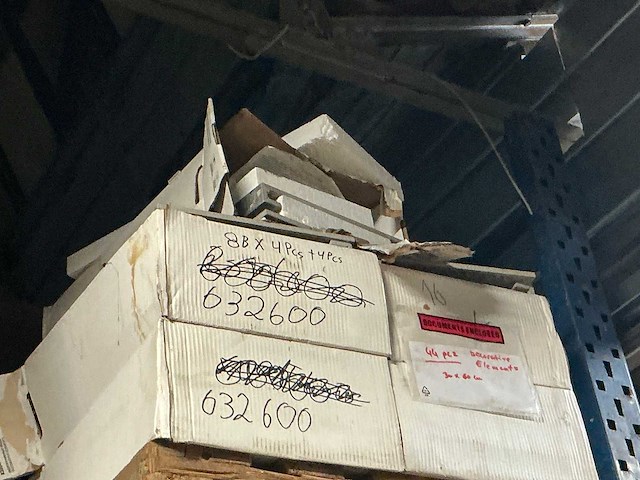 Partij diverse keramische tegels en plinten en meubels - afbeelding 20 van  24