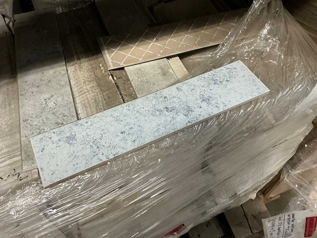 Partij diverse keramische tegels en plinten en meubels - afbeelding 21 van  24