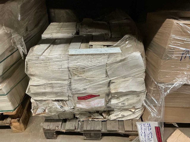 Partij diverse keramische tegels en plinten en meubels - afbeelding 22 van  24