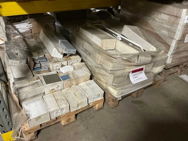 Partij diverse keramische tegels - afbeelding 1 van  12