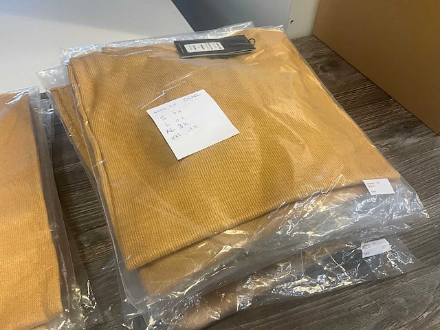 Partij diverse kledij waaronder archepitro - totaal circa 95 stuks - afbeelding 11 van  31