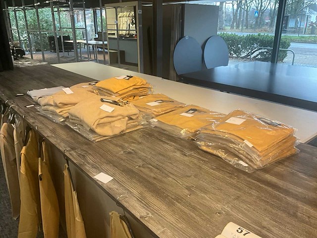 Partij diverse kledij waaronder archepitro - totaal circa 95 stuks - afbeelding 13 van  31