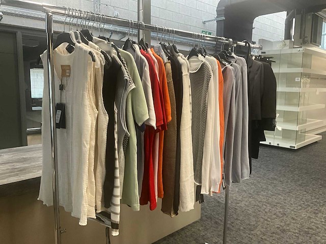 Partij diverse kledij waaronder archepitro - totaal circa 95 stuks - afbeelding 15 van  31