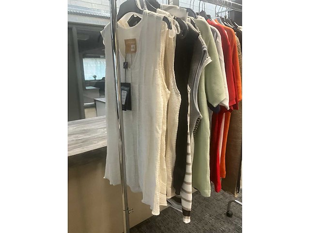 Partij diverse kledij waaronder archepitro - totaal circa 95 stuks - afbeelding 17 van  31