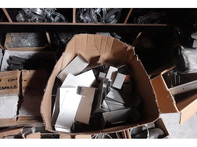 Partij diverse koppelstukken + bevestigingsmateriaal - afbeelding 33 van  42