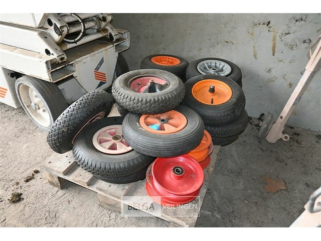 Partij diverse kruiwagenwielen - afbeelding 1 van  6