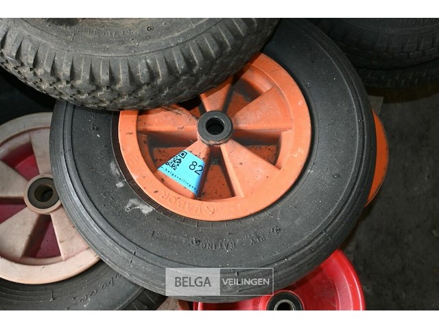 Partij diverse kruiwagenwielen - afbeelding 2 van  6