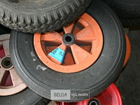 Partij diverse kruiwagenwielen - afbeelding 2 van  6