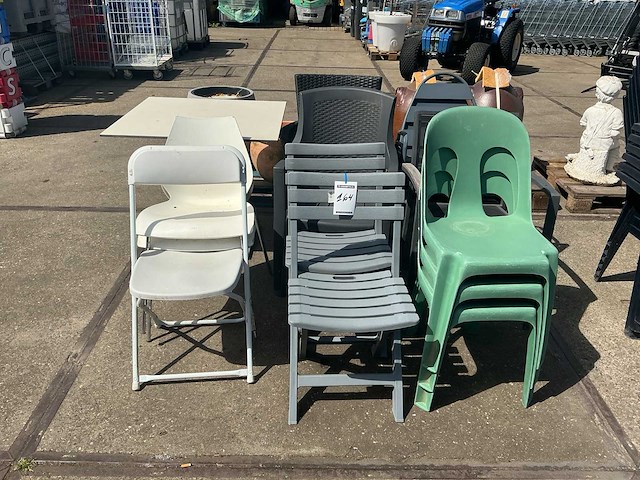 Partij diverse kunstof tuinstoel+tafel - afbeelding 1 van  3