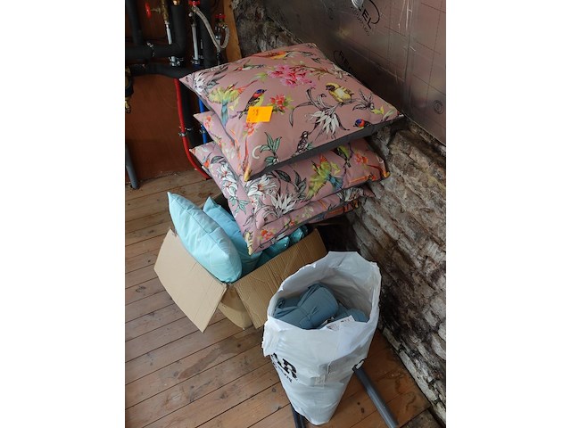 Partij diverse kussens + dekens - afbeelding 1 van  1