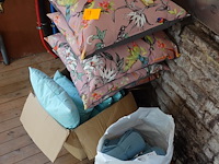 Partij diverse kussens + dekens - afbeelding 1 van  1