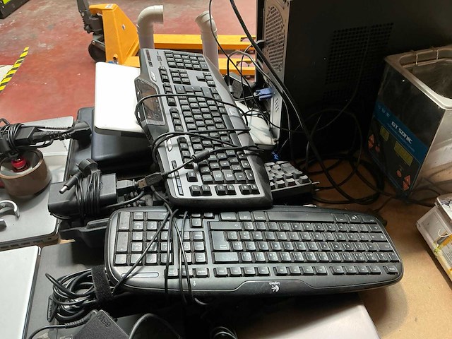 Partij diverse laptops, desktop en toebehoren - afbeelding 8 van  12