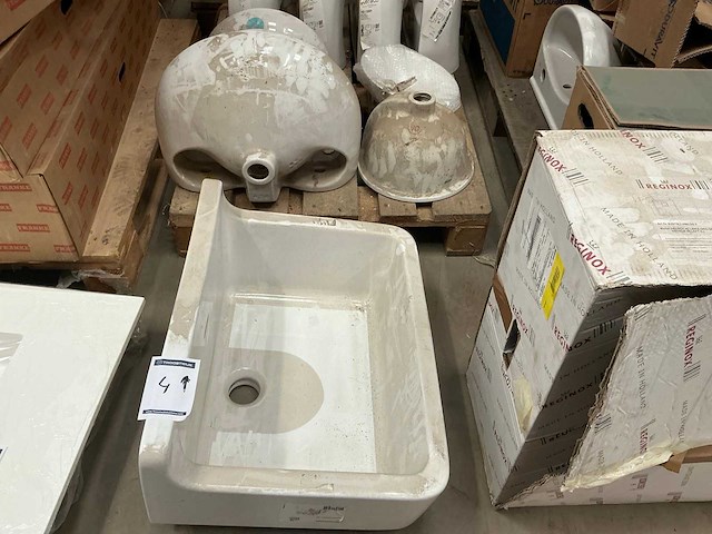 Partij diverse lavabo’s en uitgietbakken - afbeelding 1 van  4