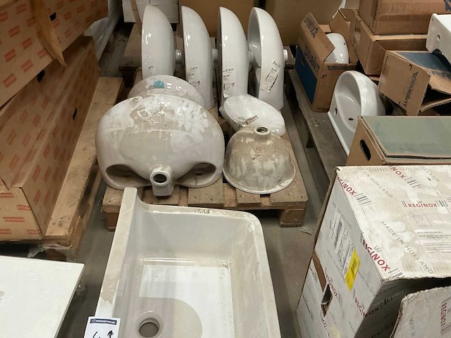 Partij diverse lavabo’s en uitgietbakken - afbeelding 2 van  4