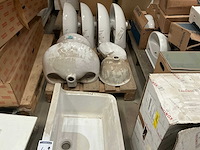 Partij diverse lavabo’s en uitgietbakken - afbeelding 2 van  4