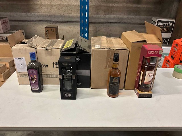 Partij diverse likeuren, aperitieven en sterke dranken - afbeelding 1 van  3