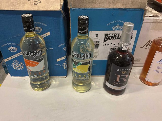Partij diverse likeuren, aperitieven en sterke dranken - afbeelding 2 van  4