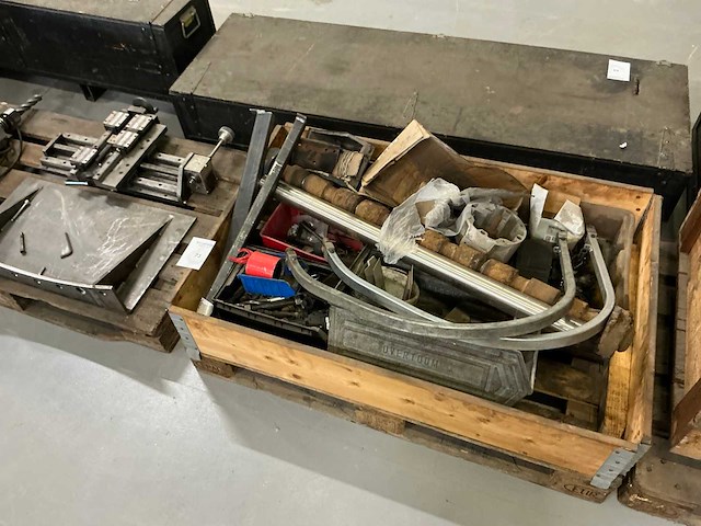 Partij diverse machine onderdelen - afbeelding 1 van  5