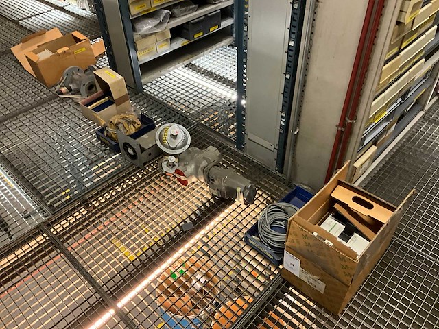 Partij diverse machineonderdelen - afbeelding 1 van  8