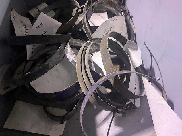 Partij diverse man luchtketels en bijhorende spanbanden - afbeelding 2 van  22