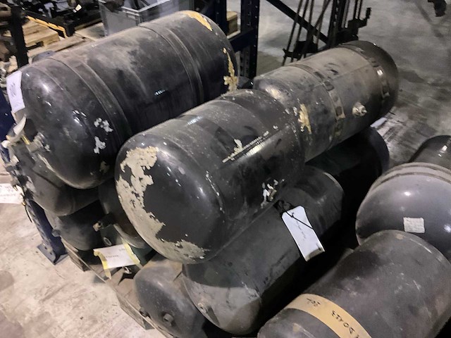 Partij diverse man luchtketels en bijhorende spanbanden - afbeelding 4 van  22