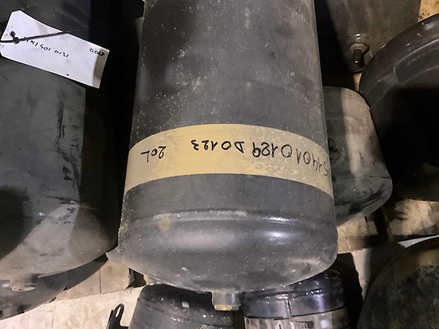 Partij diverse man luchtketels en bijhorende spanbanden - afbeelding 5 van  22