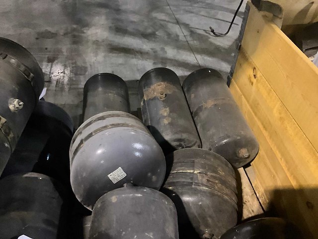 Partij diverse man luchtketels en bijhorende spanbanden - afbeelding 6 van  22