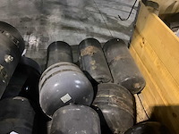 Partij diverse man luchtketels en bijhorende spanbanden - afbeelding 6 van  22