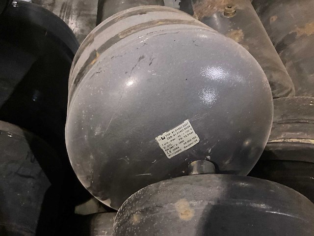 Partij diverse man luchtketels en bijhorende spanbanden - afbeelding 7 van  22