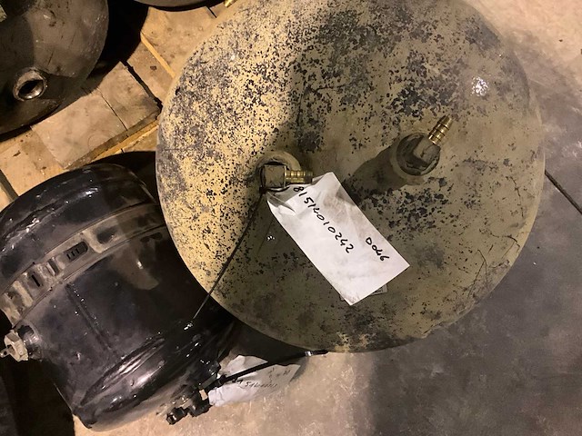 Partij diverse man luchtketels en bijhorende spanbanden - afbeelding 9 van  22