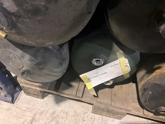 Partij diverse man luchtketels en bijhorende spanbanden - afbeelding 11 van  22