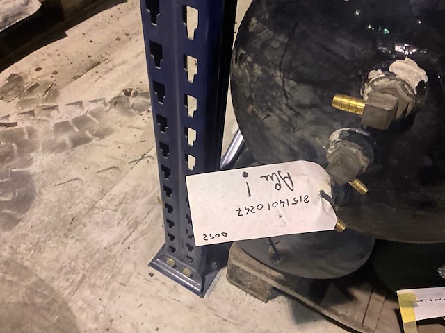 Partij diverse man luchtketels en bijhorende spanbanden - afbeelding 13 van  22