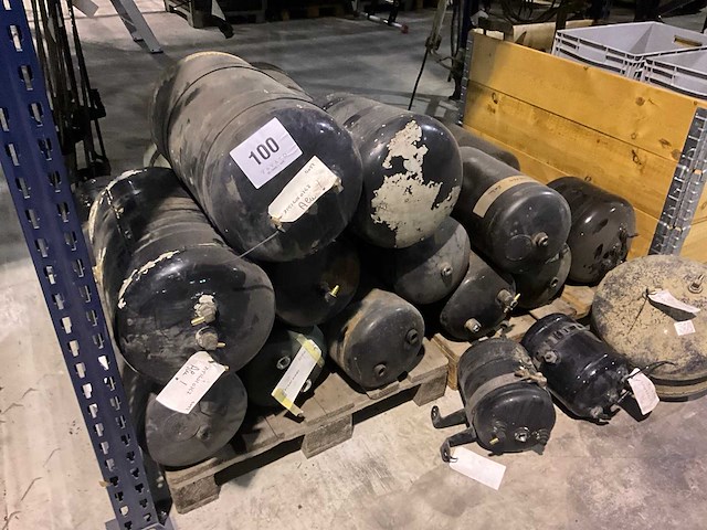 Partij diverse man luchtketels en bijhorende spanbanden - afbeelding 14 van  22