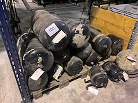 Partij diverse man luchtketels en bijhorende spanbanden - afbeelding 14 van  22