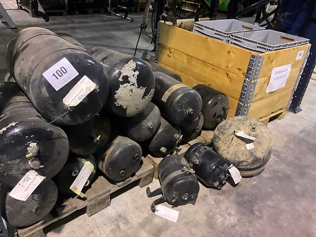 Partij diverse man luchtketels en bijhorende spanbanden - afbeelding 15 van  22