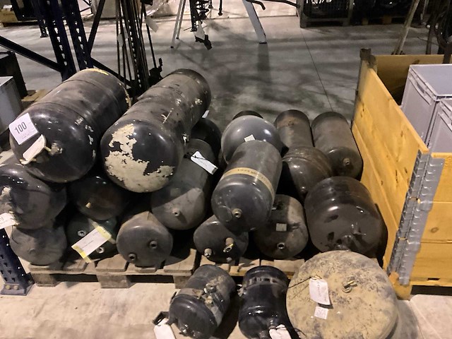 Partij diverse man luchtketels en bijhorende spanbanden - afbeelding 12 van  22