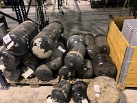 Partij diverse man luchtketels en bijhorende spanbanden - afbeelding 12 van  22