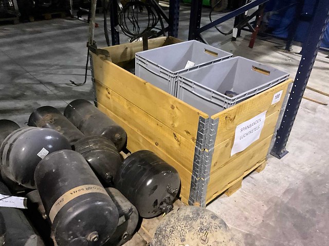 Partij diverse man luchtketels en bijhorende spanbanden - afbeelding 16 van  22