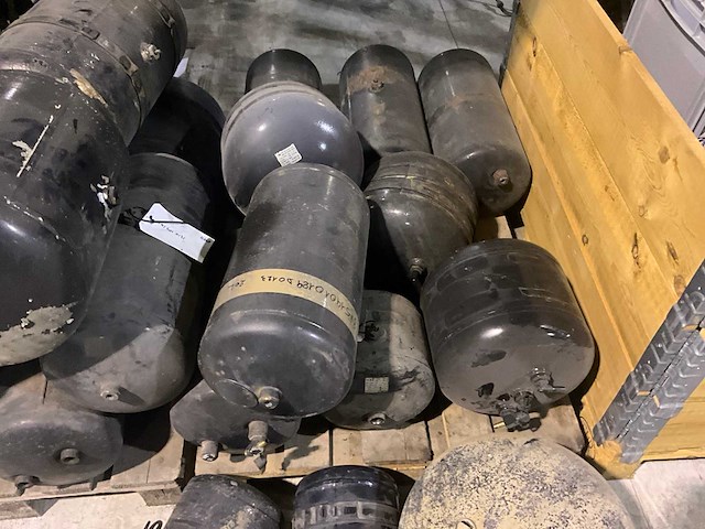 Partij diverse man luchtketels en bijhorende spanbanden - afbeelding 17 van  22