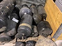 Partij diverse man luchtketels en bijhorende spanbanden - afbeelding 17 van  22