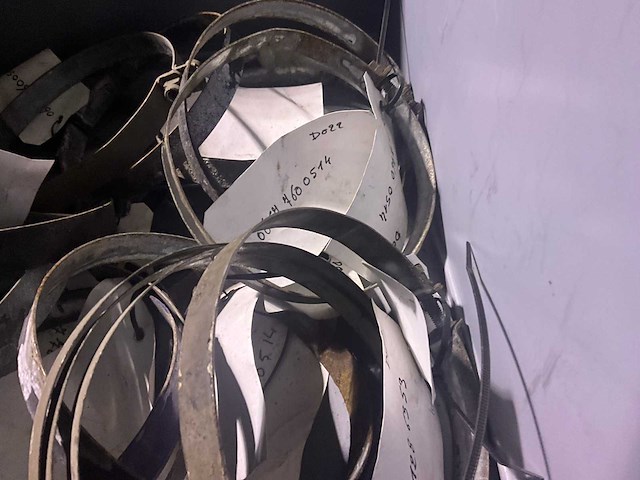 Partij diverse man luchtketels en bijhorende spanbanden - afbeelding 20 van  22