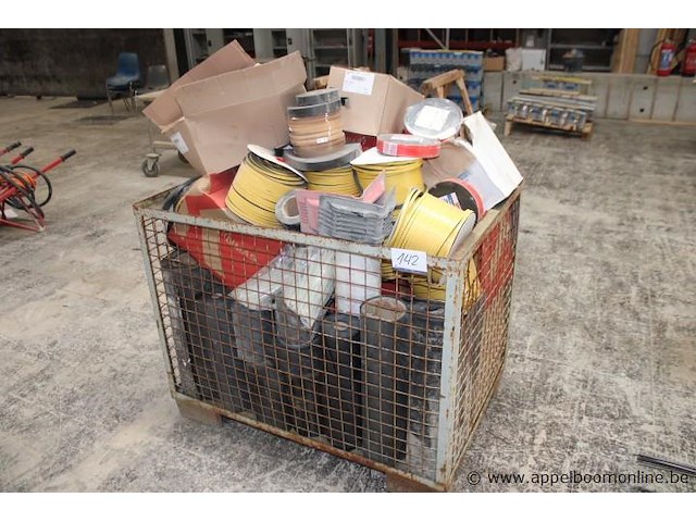 Partij diverse materialen in draadbak, met o.a. rollen afzetlint/strapping en dozen - afbeelding 1 van  1