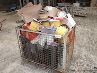 Partij diverse materialen in draadbak, met o.a. rollen afzetlint/strapping en dozen - afbeelding 1 van  1