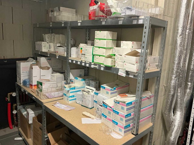 Partij diverse medische benodigdheden - afbeelding 1 van  18