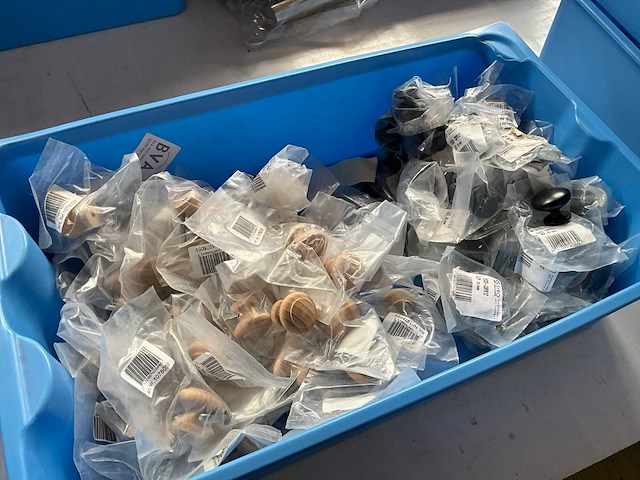 Partij diverse metalen en houten meubelknoppen - afbeelding 4 van  7