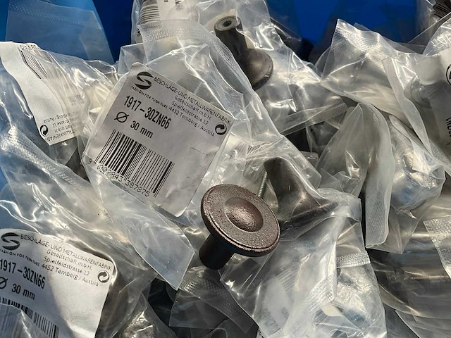 Partij diverse metalen meubelknoppen - afbeelding 2 van  7
