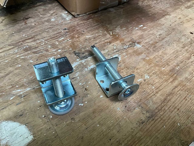 Partij diverse metalen meubelstelpootjes - afbeelding 1 van  5