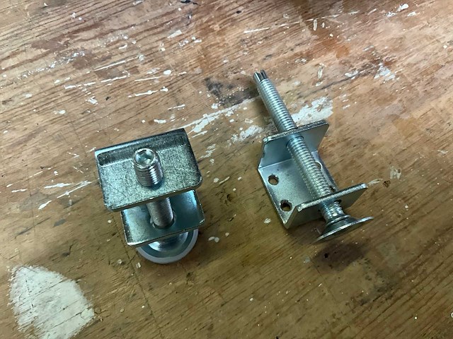 Partij diverse metalen meubelstelpootjes - afbeelding 2 van  5