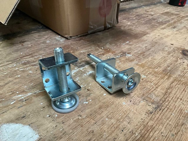 Partij diverse metalen meubelstelpootjes - afbeelding 3 van  5