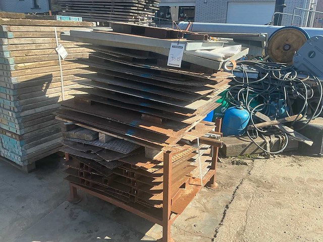 Partij diverse metalen putdeksels - afbeelding 1 van  3